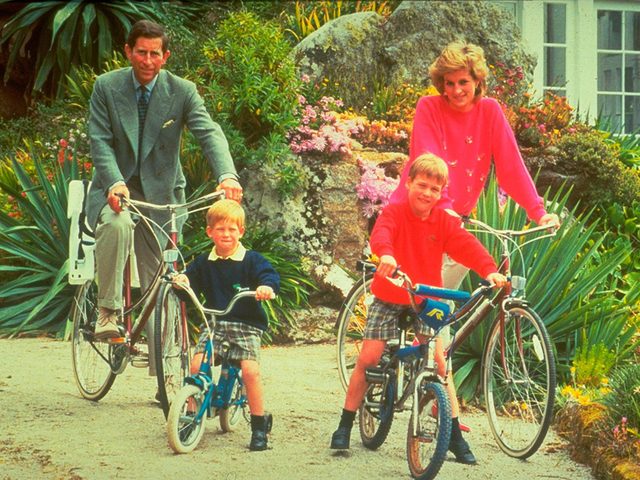 Photos de la princesse Diana  bicyclette en famille.