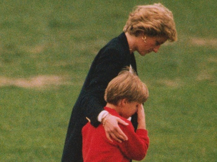 Photos de la princesse Diana qui réconforte le prince William.