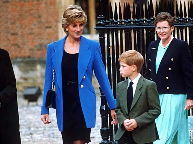 Photos de la princesse Diana accompagne du prince Harry pour son premier jour  Eton College.