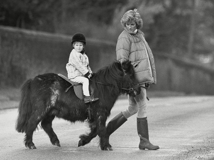 Photos de la princesse Diana et du prince Harry qui fait l’une de ses premières promenades à cheval.