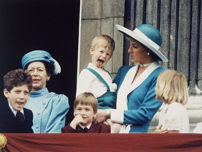 Photos de la princesse Diana avec le prince Harry grimaçant.