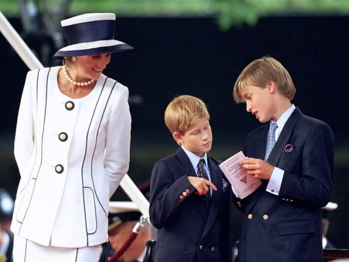 Photos de la princesse Diana qui rit de bon cœur avec ses deux fils.