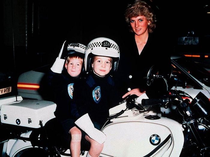 Photos de la princesse Diana avec ses fils déguisés.