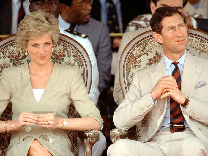 Photos de la princesse Diana et le prince Charles en costume beige.