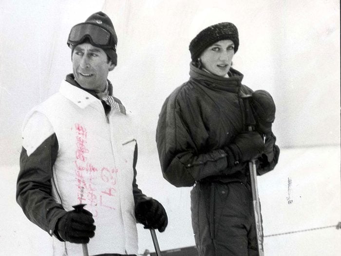 Photos de la princesse Diana et du prince Charles sur les pistes de ski. 