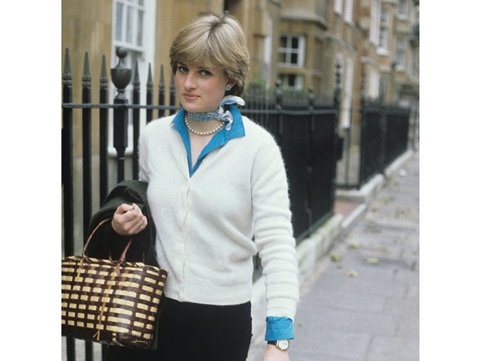 Photos de la princesse Diana avec des accessoires subtils.