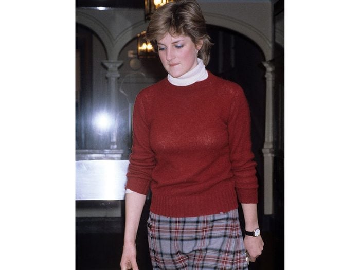 Photos de la princesse Diana avec sa longue jupe à carreaux.