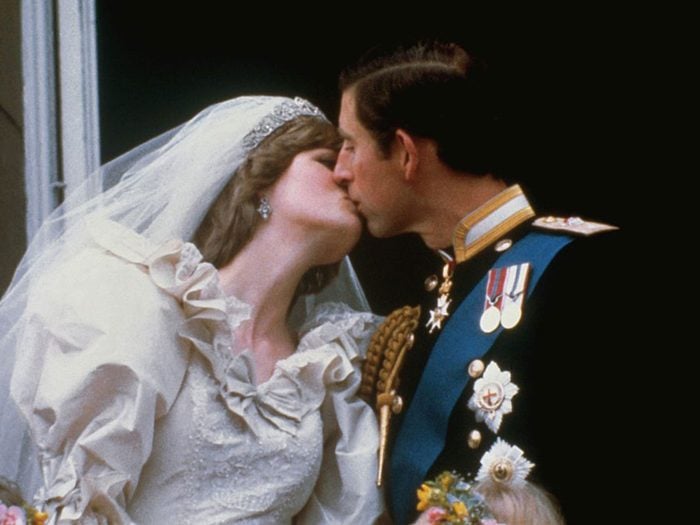 Photos de la princesse Diana et du prince Charles sur le balcon du Palais de Buckingham.