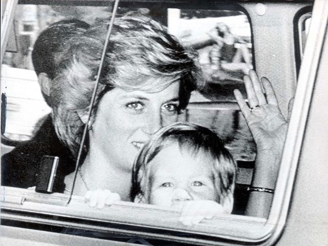 Photos de la princesse Diana volant en direction de Majorque avec le prince Harry.