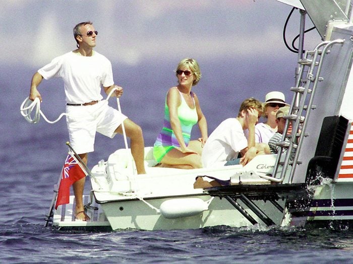 Photos de la princesse Diana avec le prince William en mer.