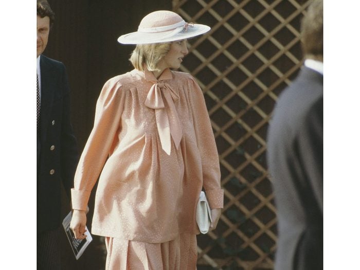 Photos de la princesse Diana avec des vêtements de maternité.