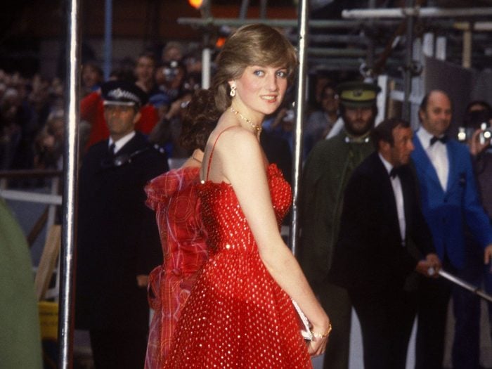 Photos de la princesse Diana éblouissante en rouge.