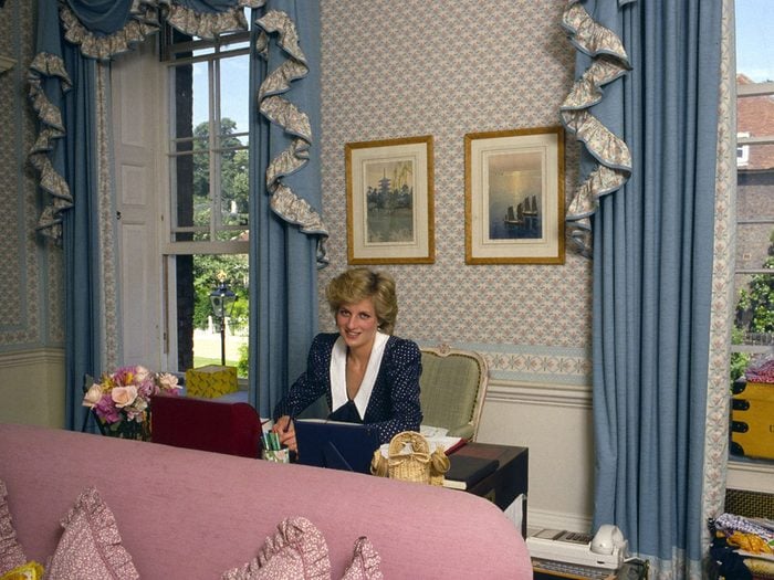 Photos de la princesse Diana assidue au travail.