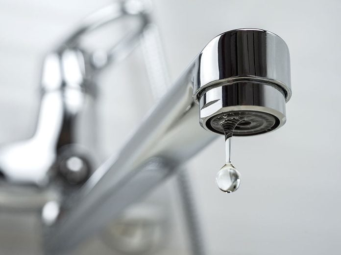 Laisser couler un petit filet d’eau de votre robinet peut éviter que d'avoir des tuyaux gelés.