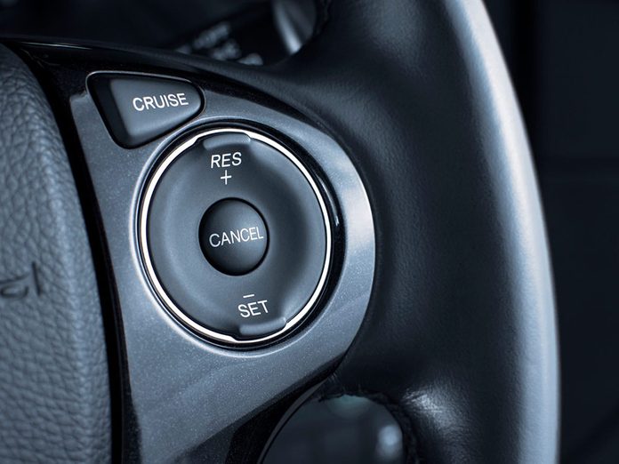 Le régulateur de vitesse adaptatif fait partie des caractéristiques que votre voiture a sans doute.