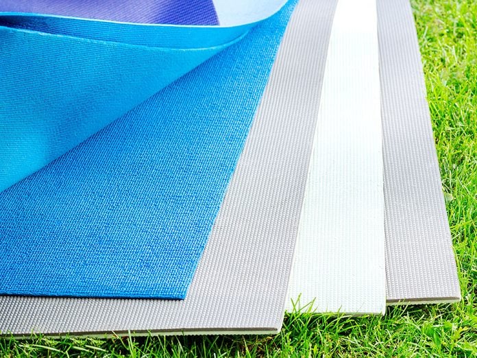 Comment laver son tapis de yoga selon les différents matériaux?