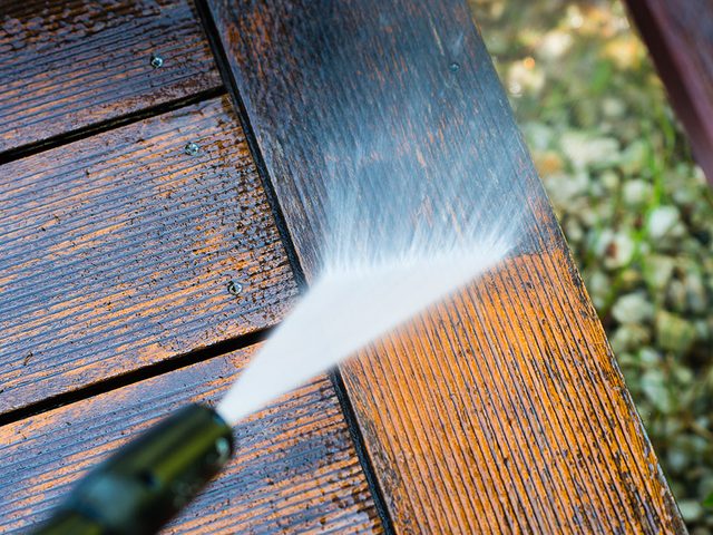 Comment nettoyer son patio: louez un nettoyeur  pression.