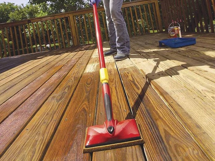 Comment nettoyer son patio: utiliser un manche de rallonge pour le plancher.