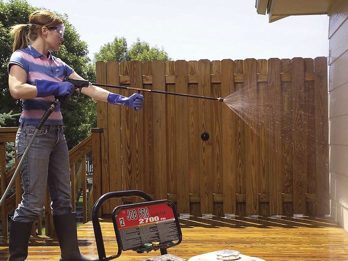 Comment nettoyer son patio: raviver le bois.