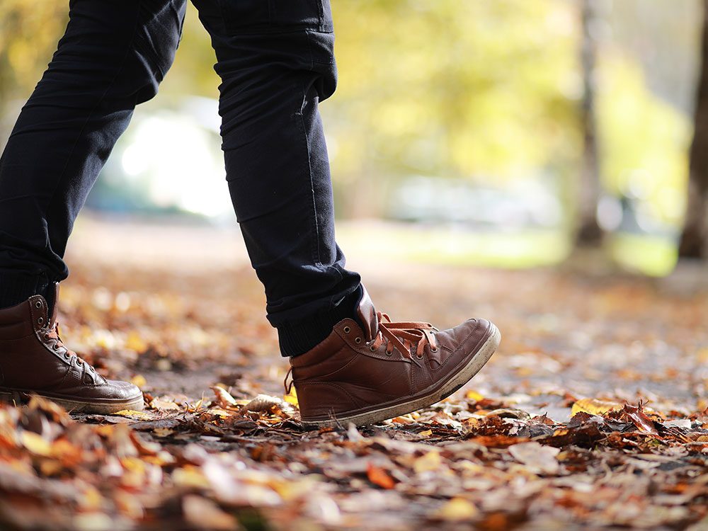 Servez-vous correctement de vos pieds pendant votre marche pour brûler plus de calories.