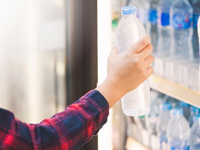 Mieux vaut éviter d'acheter de l'eau en bouteille pour pouvoir réduire ses dépenses.