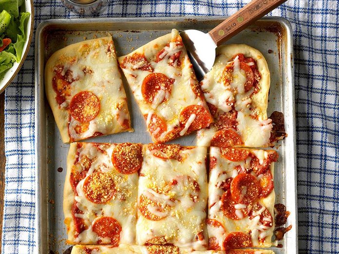 La pizza au pepperoni constitue un excellent repas sur une plaque.