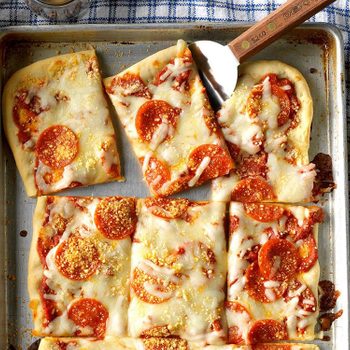 La pizza au pepperoni constitue un excellent repas sur une plaque.