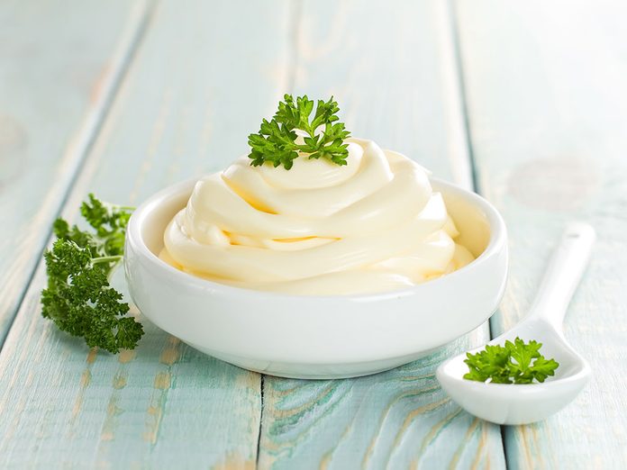 La mayonnaise permet d'avoir de beaux ongles.