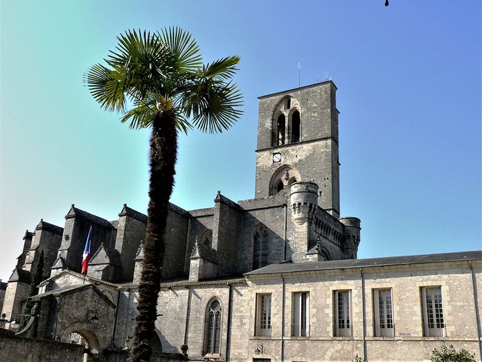 Bonnes nouvelles: des musulmans à la défense d’une cathédrale en France.