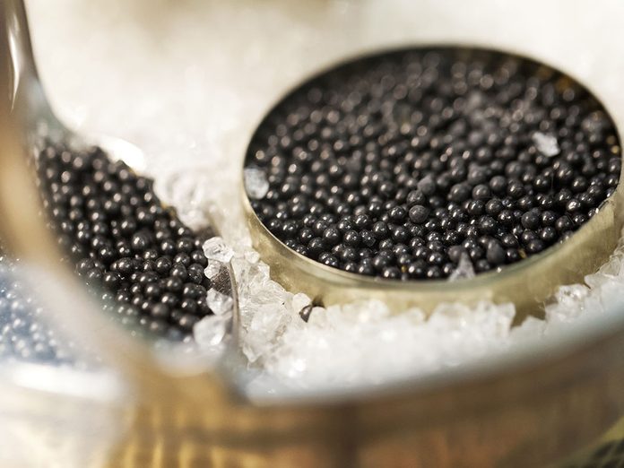 Au cours d’un interrogatoire, un suspect a affirmé que le caviar servirait de cadeaux à sa famille lorsqu’elle recevait des invités.