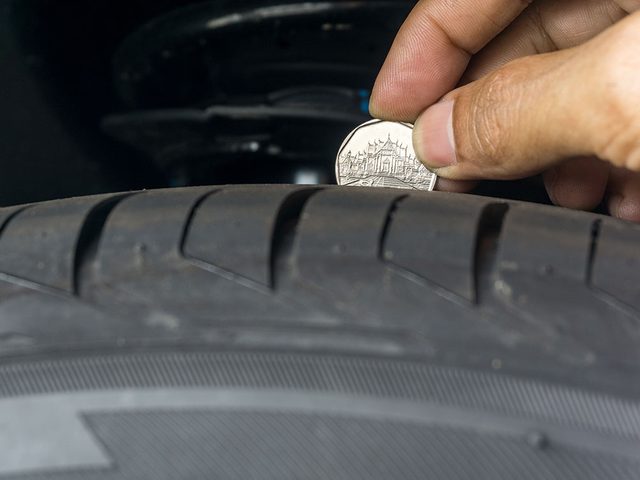 Vrifier un changement de pneus est ncessaire avec un 25 cents.