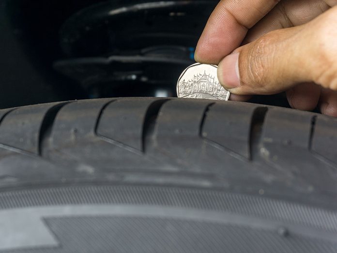 Vérifier un changement de pneus est nécessaire avec un 25 cents.