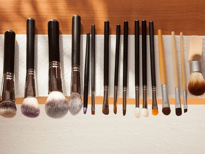 Quelle est la meilleure façon de nettoyer des pinceaux de maquillage?