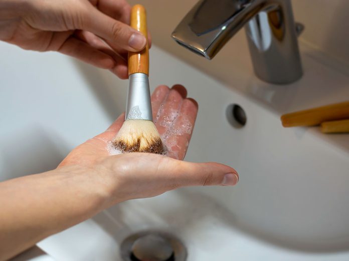 Que doit-on utiliser pour nettoyer ses pinceaux à maquillage?