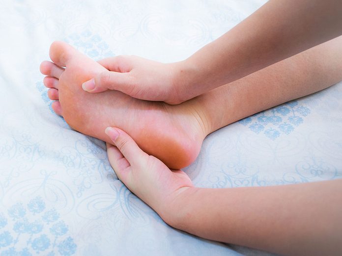 Douleurs: des pieds engourdis peuvent être un symptôme de sclérose en plaques.