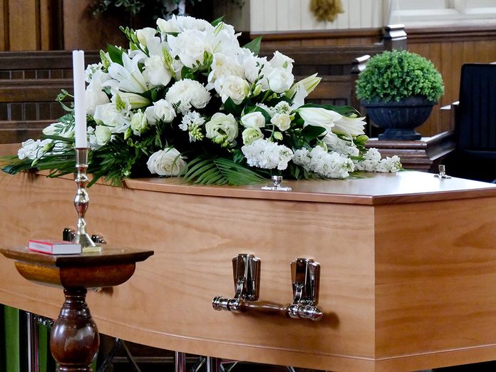 Funérailles: un contenant extérieur pour le cercueil.
