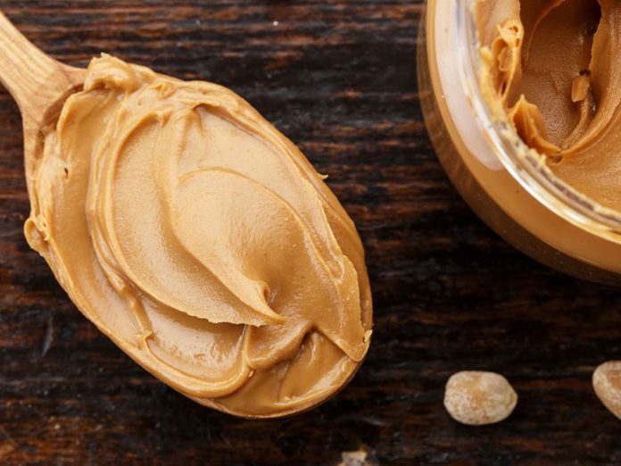Le beurre d’arachide biologique fait partie des aliments qu’il vaut mieux ne jamais laisser dans son garde-manger.
