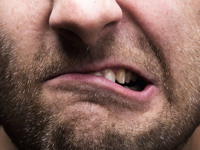 Arrêter de grincer des dents pour une meilleure gestion du stress.