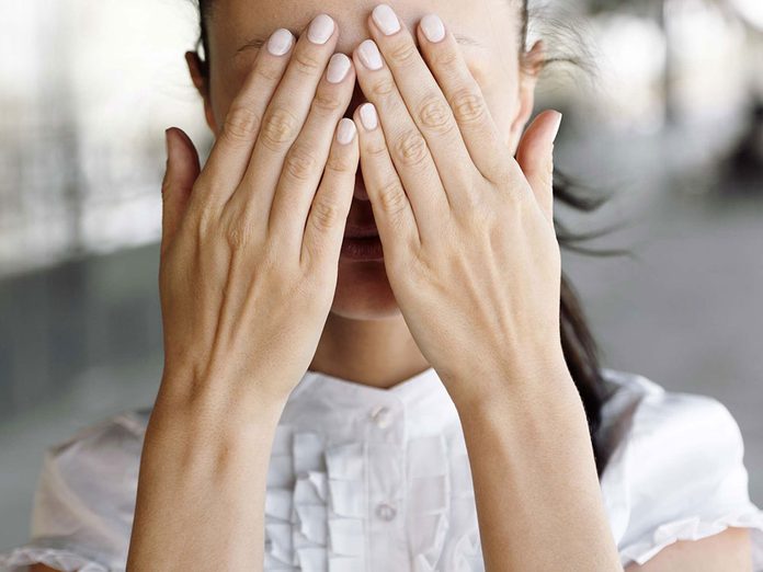 Placez vos mains chaudes sur vos yeux fermés pendant cinq secondes pour une meilleure gestion du stress.
