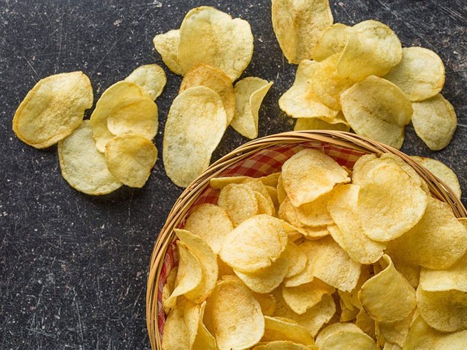 Manger des chips: pourquoi on ne peut plus s’arrêter, selon la science.