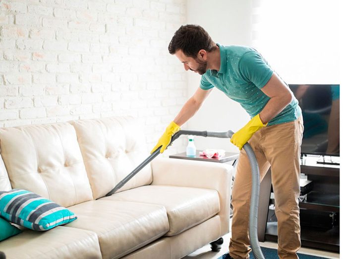 Nettoyer la maison passe aussi par le nettoyage des meubles rembourrés.