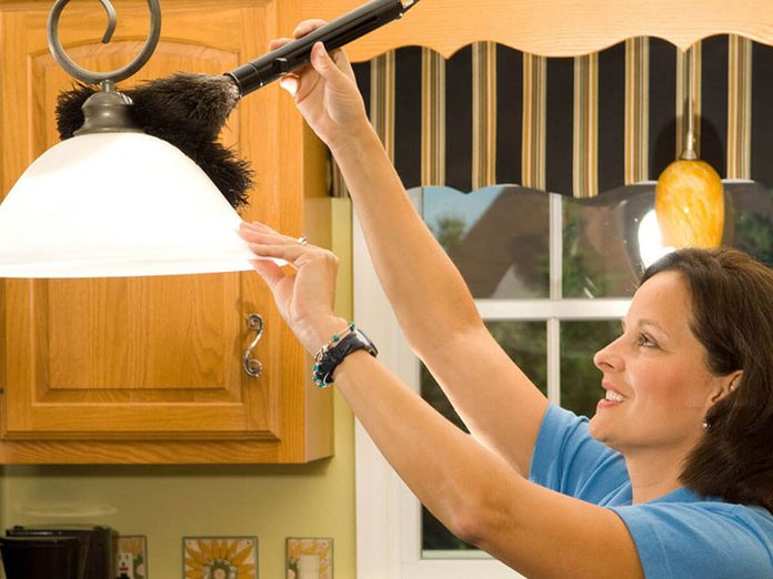 Nettoyer la maison passe aussi par le nettoyage des appareils d’éclairage.