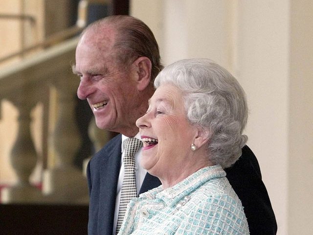 Le prince Philip et la Reine sont pris dun fou rire.