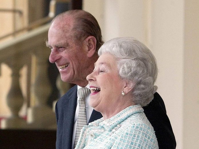 Le prince Philip et la Reine sont pris d’un fou rire.