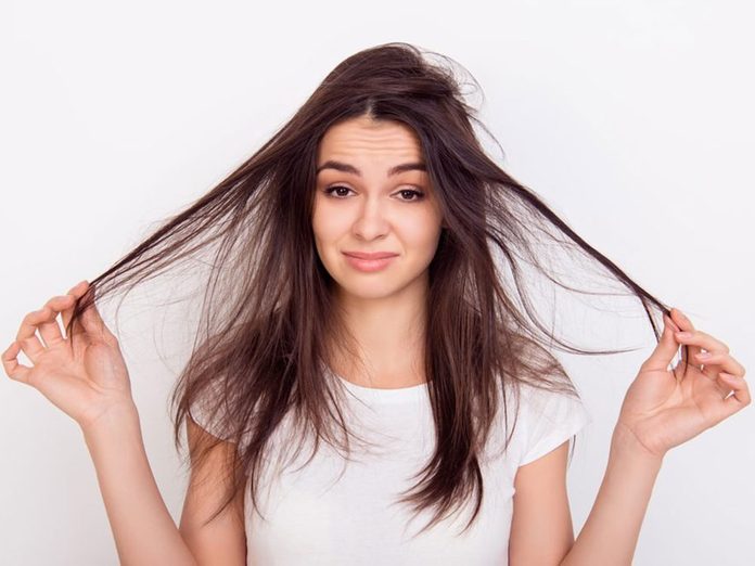 Les cheveux cassants sont l'un des problèmes de cheveux fréquents.