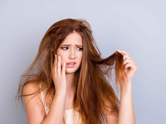 Les cheveux incoiffables sont l'un des problèmes de cheveux fréquents.