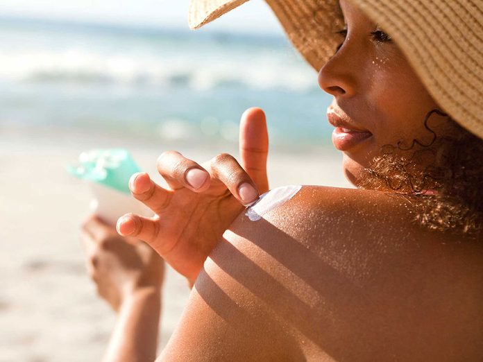 Soins de la peau: toutes les peaux doivent se protéger avec de l'écran solaire.