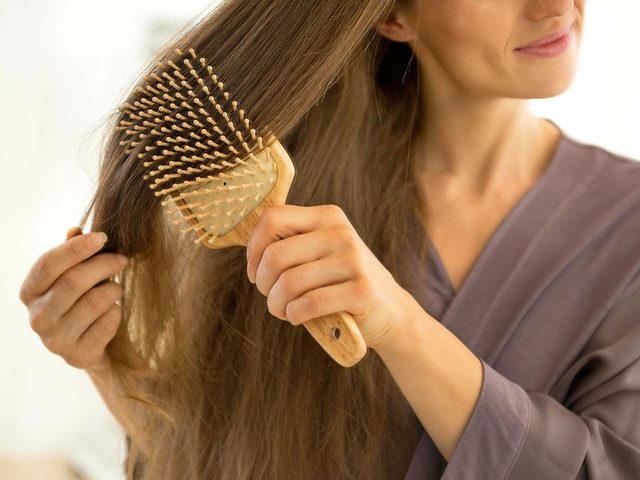 Soins de la peau: brosser cent fois mes cheveux ne les fait pas briller.
