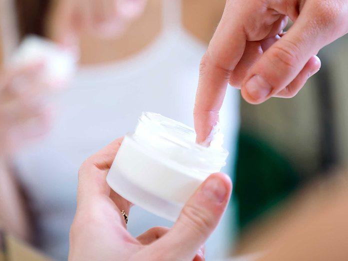 Soins de la peau: attention aux crèmes hydratantes si vous faites de l'acné.