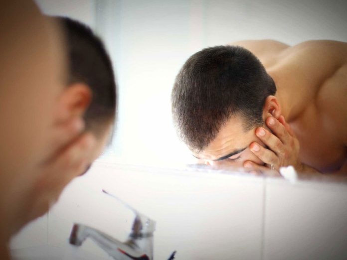 Soins de la peau: se laver le visage plus de deux fois par jour peut dessécher votre peau.